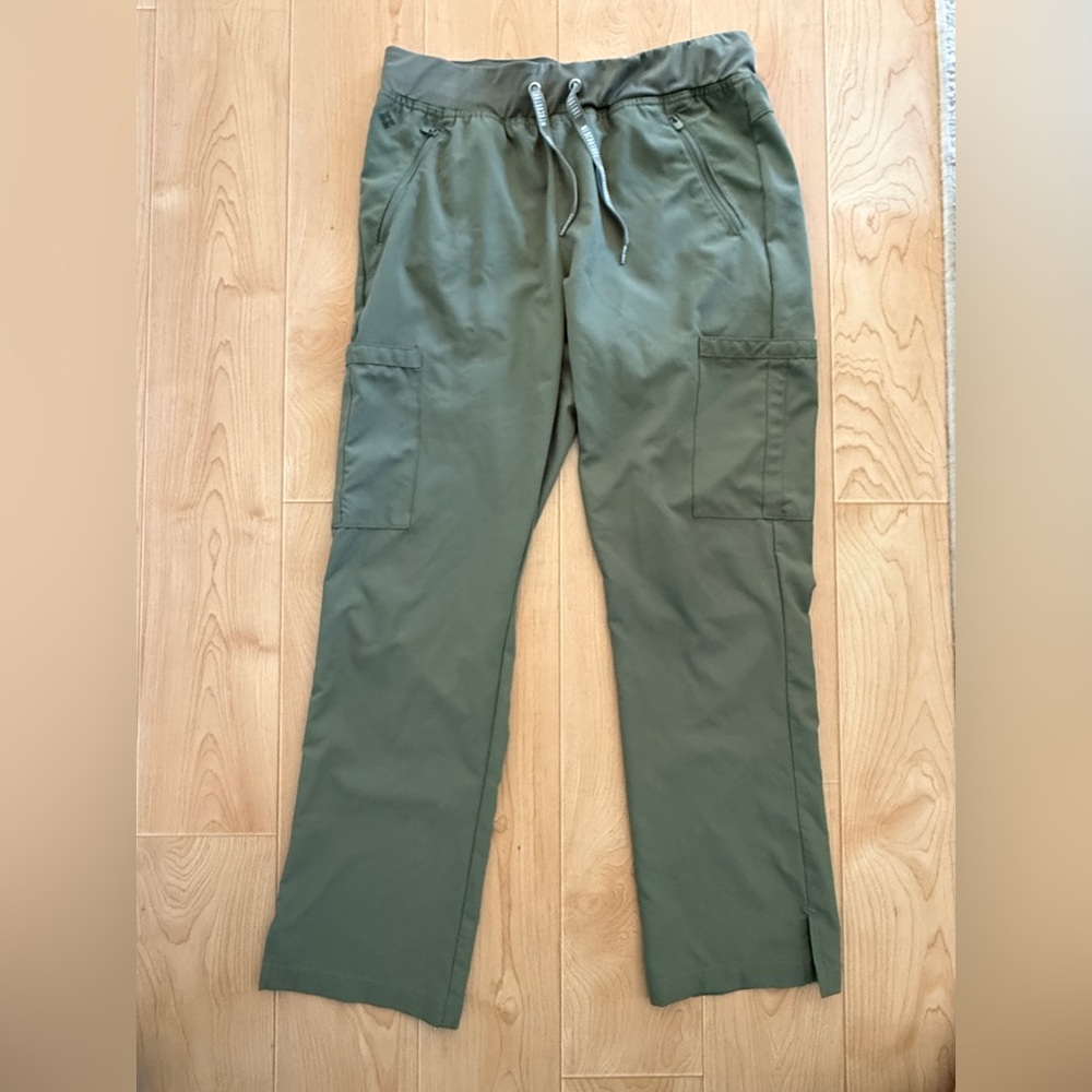 Med Couture Olive Green Cargo Scrub Pants Size Medium